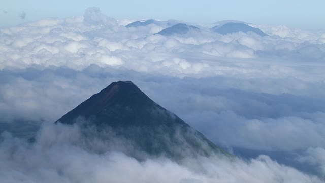 阿雷纳尔火山被云包围的鸟瞰图，哥斯达黎加。视频素材