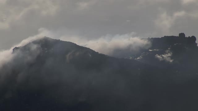 从哥斯达黎加的阿雷纳尔火山喷出的蒸汽鸟瞰图。视频素材