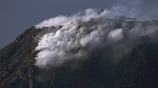 从阿雷纳尔火山冒出的烟，哥斯达黎加鸟瞰图。视频素材