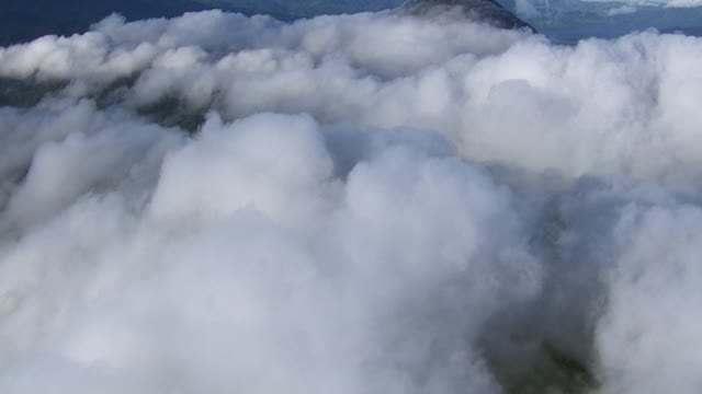 阿雷纳尔火山被云包围的鸟瞰图，哥斯达黎加。视频素材