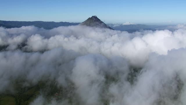 阿雷纳尔火山被云包围的鸟瞰图，哥斯达黎加。视频素材