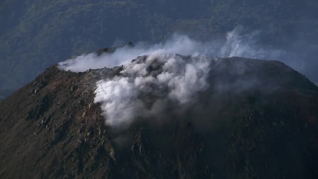 从阿雷纳尔火山冒出的烟，哥斯达黎加鸟瞰图。视频素材