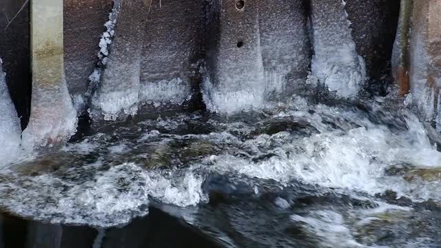 冬天，水闸边有流水和冰视频素材