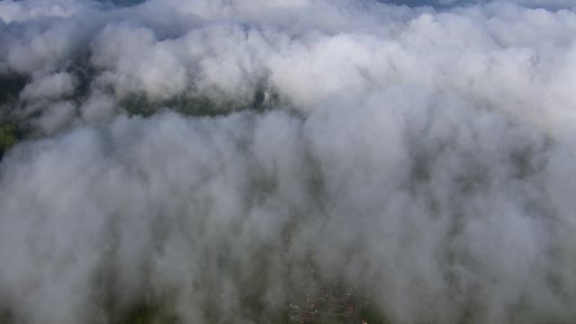 阿雷纳尔火山被云包围的鸟瞰图，哥斯达黎加。视频素材