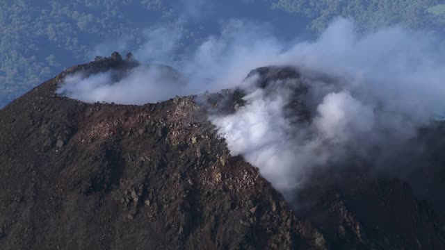 从阿雷纳尔火山冒出的烟，哥斯达黎加鸟瞰图。视频素材