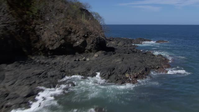 鸟瞰图的岩石海岸线和水上摩托在奥科塔湾在哥斯达黎加。视频素材