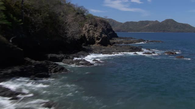 海浪撞击岩石海岸的鸟瞰图，哥斯达黎加。视频素材