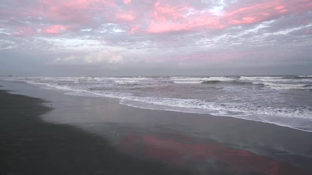 拍打大西洋海岸的平静的波浪视频素材