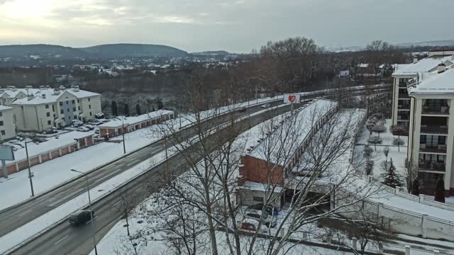 一架无人机拍摄了一条被雪覆盖的道路视频素材