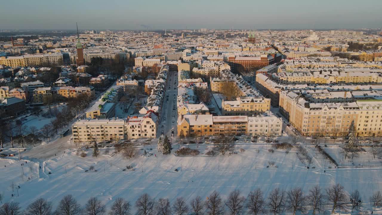 鸟瞰图赫尔辛基城市。无人机在赫尔辛基城市和建筑上空飞行。视频素材