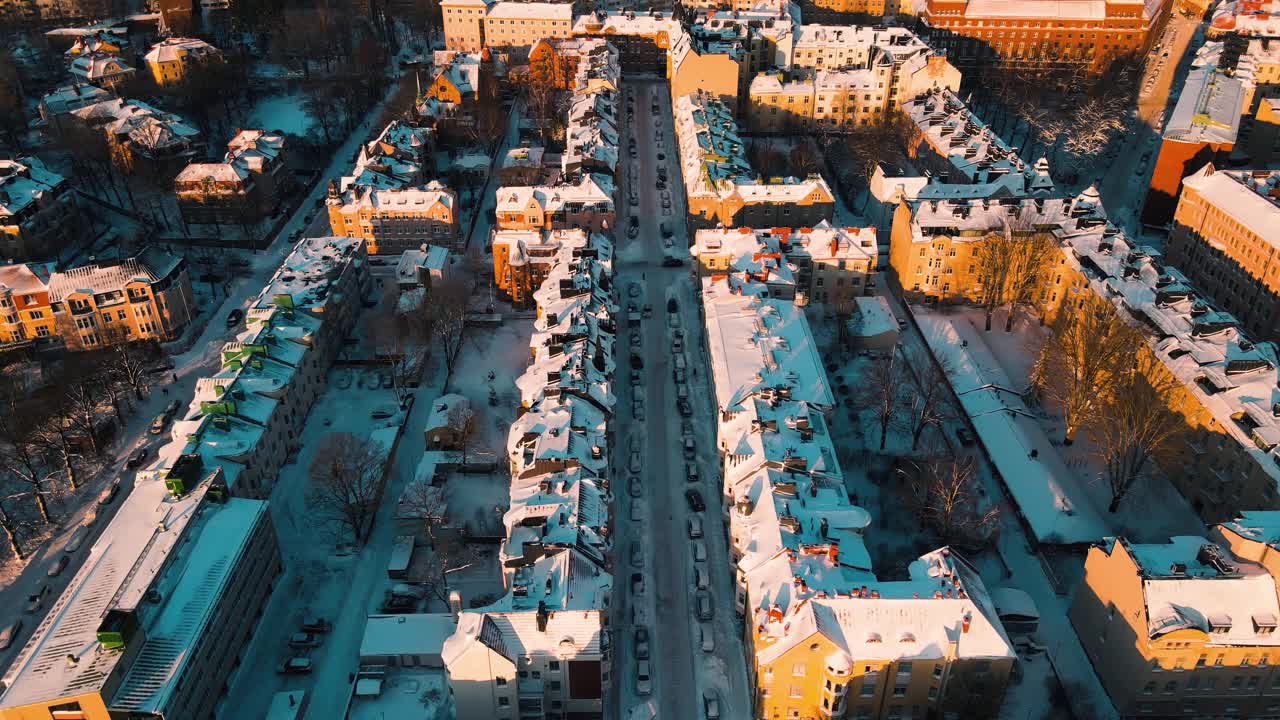 鸟瞰图赫尔辛基城市。无人机在赫尔辛基城市和建筑上空飞行。视频素材