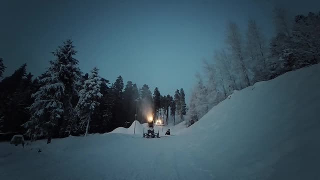 雪枪喷人造冰晶滑雪道，在冬季运动胜地造雪，造雪机近视频素材