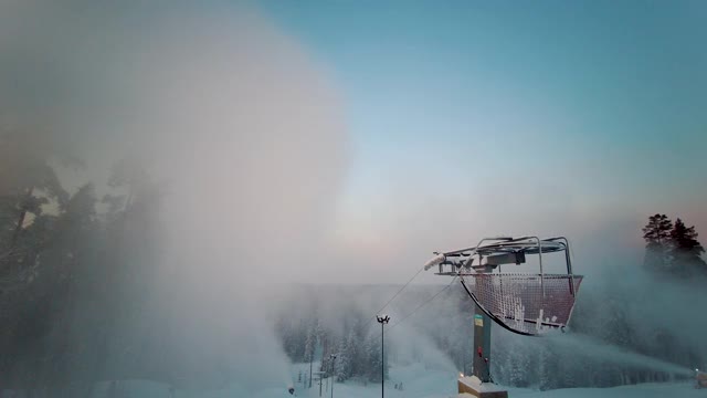 雪枪向滑雪场、冬季运动胜地造雪场喷洒人工冰晶视频素材