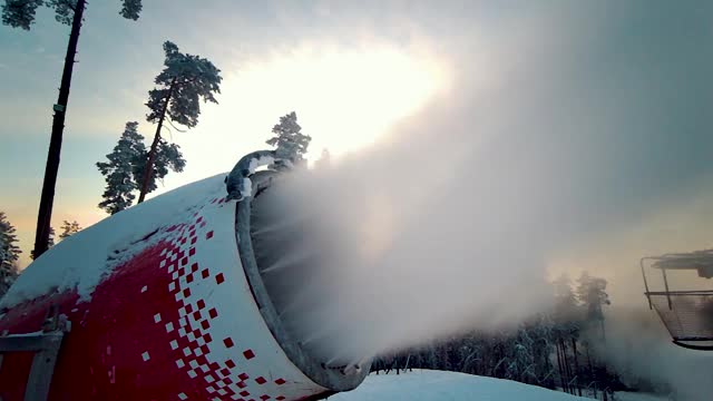 雪枪喷人造冰晶滑雪道，在冬季运动胜地造雪，造雪机近视频素材