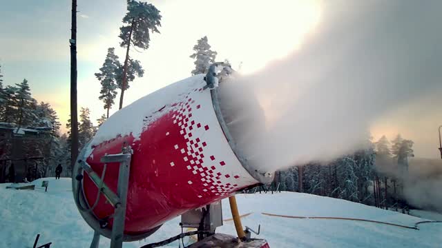 雪枪喷人造冰晶滑雪道，在冬季运动胜地造雪，造雪机近视频素材