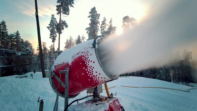 雪枪向滑雪场、冬季运动胜地造雪场喷洒人工冰晶视频素材