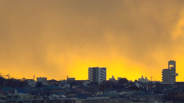 天空与云彩在黄昏城市与日落视频素材