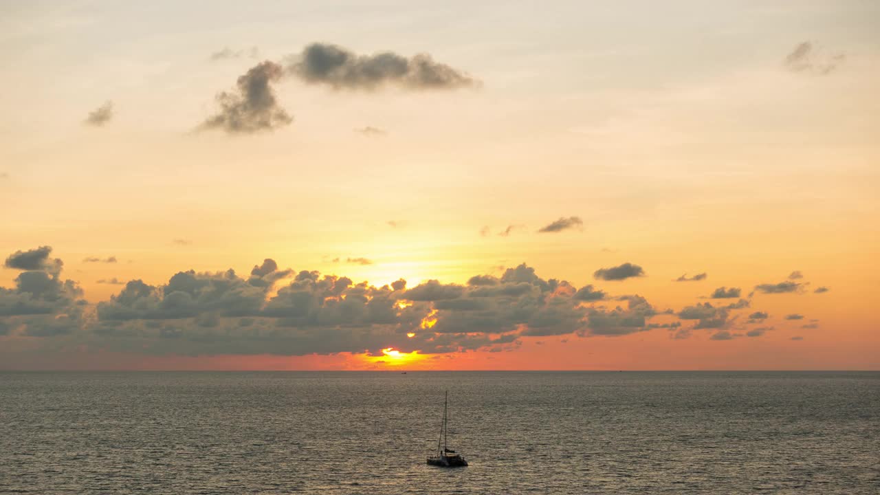 4K TL:海上的日落和云景。视频素材