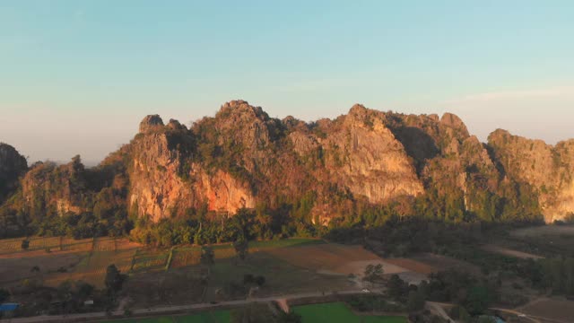 石灰岩山彭世洛省顶视图景观视频素材