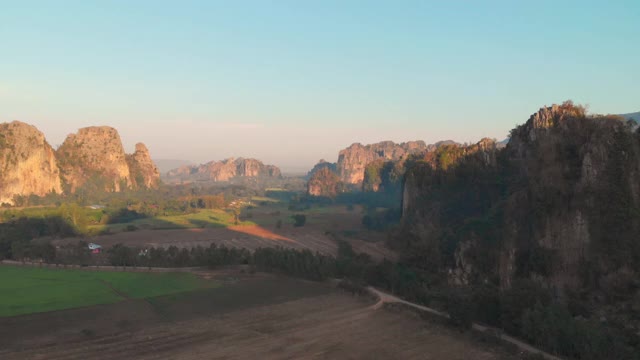 石灰岩山彭世洛省顶视图景观视频素材