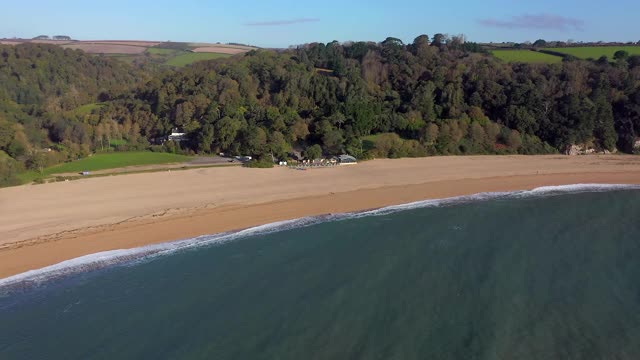 英国德文郡达特茅斯附近的布莱克浦沙地上空视频素材