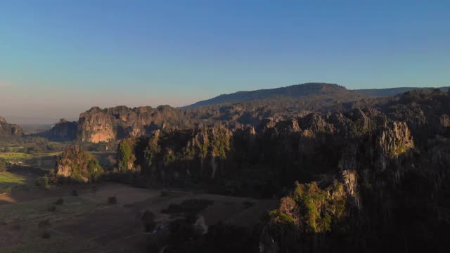 石灰岩山彭世洛省顶视图景观视频素材