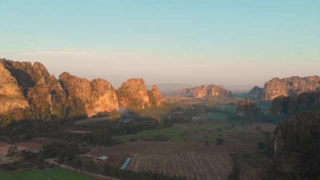 石灰岩山彭世洛省顶视图景观视频素材