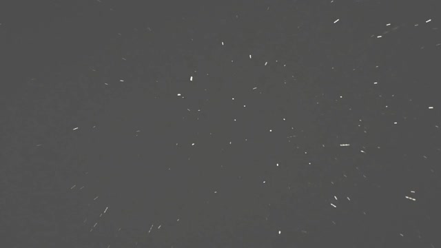 雪在夜里飘落视频素材