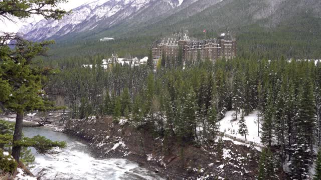 费尔蒙特班夫泉和弓河瀑布在雪天秋日阳光明媚视频素材