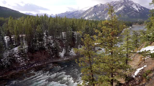 弓河和弓瀑布在雪山秋日阳光明媚。班夫国家公园，加拿大落基山脉。视频素材