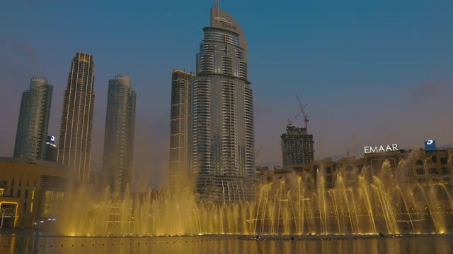 哈利法塔附近跳舞喷泉的风景。夜晚城市灯光下的跳舞喷泉。视频素材