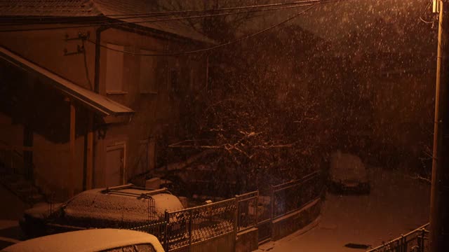 雪景在夜晚的城市视频素材