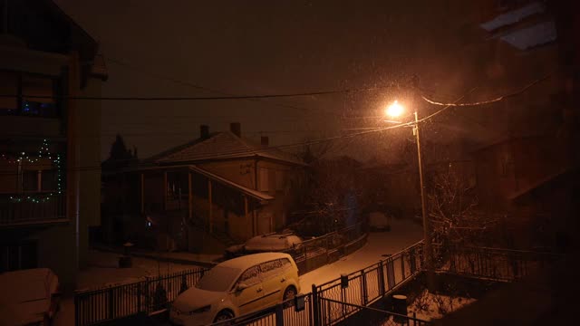 雪景在夜晚的城市视频素材