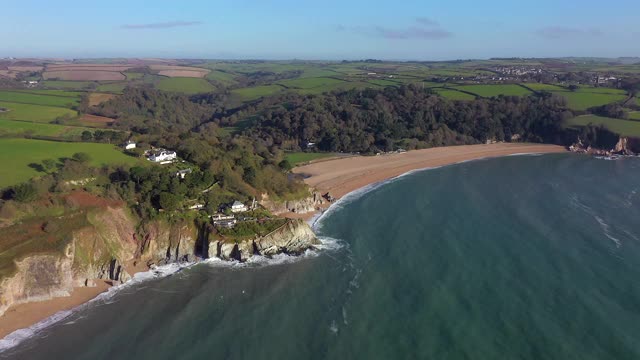 英国德文郡达特茅斯附近的布莱克浦沙地上空视频素材