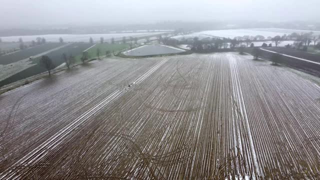 无人机拍摄的英国萨福克郡乡村覆盖着一层薄薄的积雪视频素材