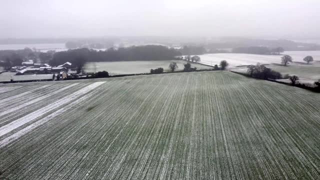 无人机拍摄的英国萨福克郡乡村覆盖着一层薄薄的积雪视频素材