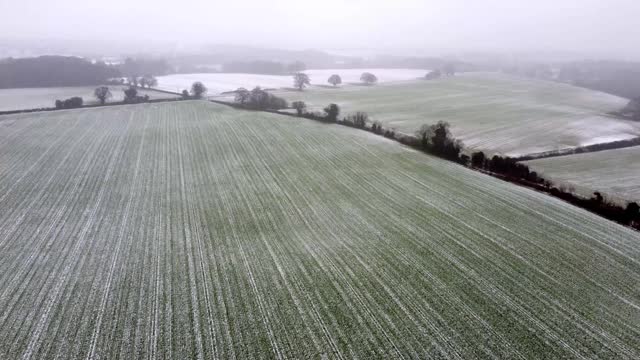 无人机拍摄的英国萨福克郡乡村覆盖着一层薄薄的积雪视频素材