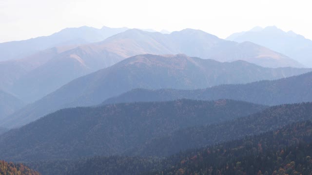 俄罗斯阿迪加大烟山的雾层和山顶视频素材