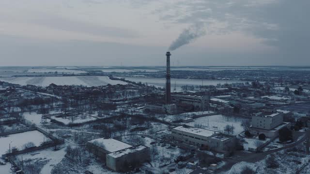 鸟瞰图的锅炉管道的一个工业设施在一个多雪的冬天。视频素材