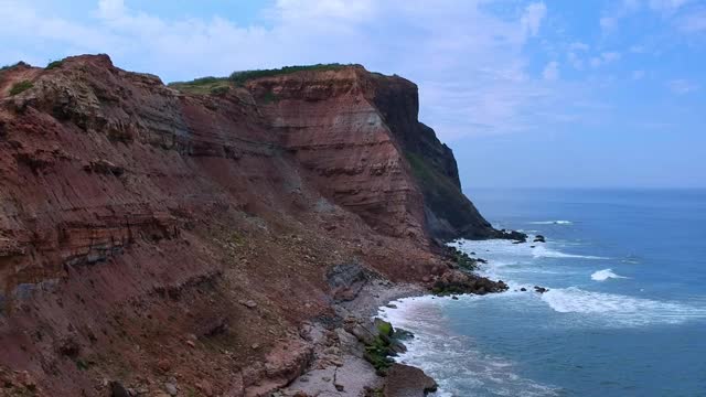 海浪撞击海滩岩石的鸟瞰图。葡萄牙海岸线上令人惊叹的悬崖海景。无人驾驶飞机。视频素材