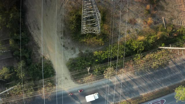 鸟瞰图或俯视图的输电塔、电力塔或电塔。视频素材