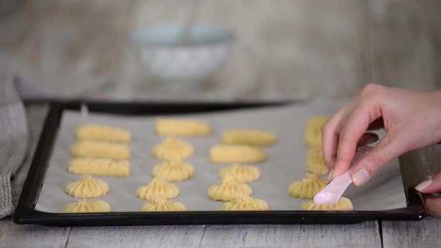 女手一个自制的脆饼饼干视频素材