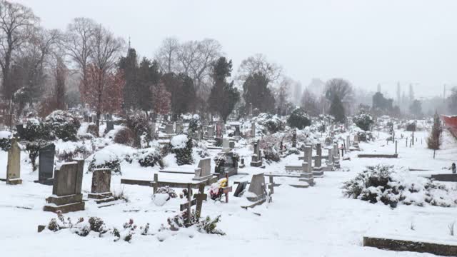 在寒冷的冬天坟墓被雪覆盖的墓地或墓地视频素材