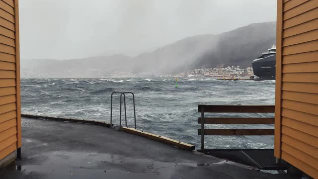 卑尔根港有暴风雨天气，狂风大作，海面波涛汹涌视频素材