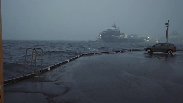 卑尔根港有暴风雨天气，狂风大作，海面波涛汹涌视频素材