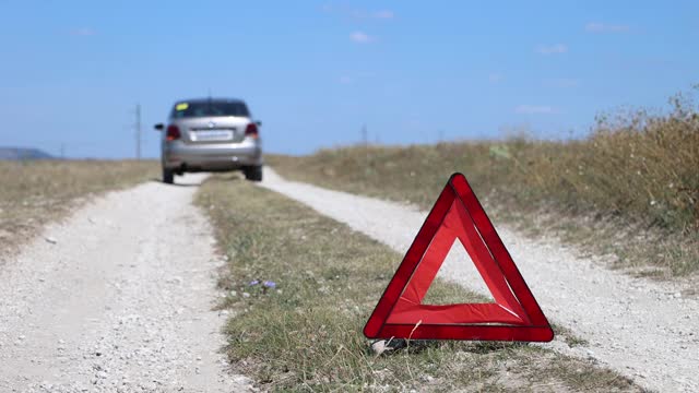 乡间路上的紧急停车标志。道路事故的概念。视频素材