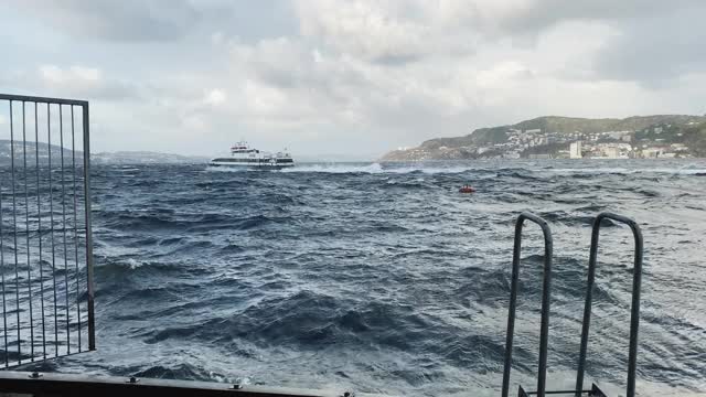 卑尔根港有暴风雨天气，狂风大作，海面波涛汹涌视频素材