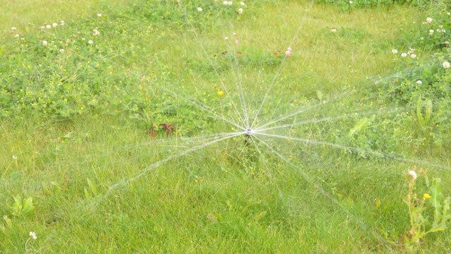 现代灌溉系统浇灌草地视频下载