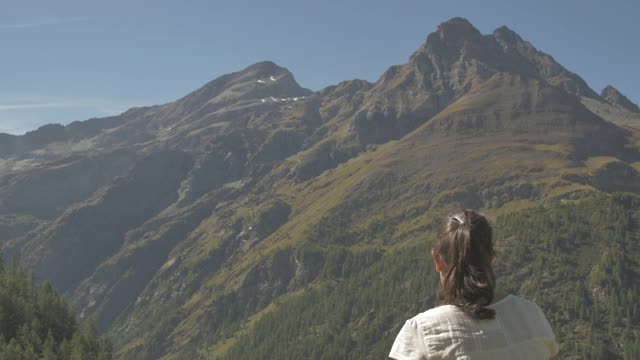 徒步旅行者指的是马特洪峰或马特洪峰或塞尔文山，以及瑞士阿尔卑斯山和里费尔湖。欧洲瑞士瓦莱州泽马特市的户外活动。视频素材