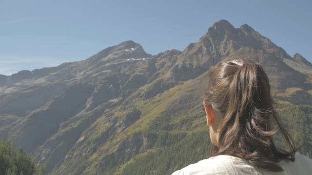 徒步旅行者指的是马特洪峰或马特洪峰或塞尔文山，以及瑞士阿尔卑斯山和里费尔湖。欧洲瑞士瓦莱州泽马特市的户外活动。视频素材